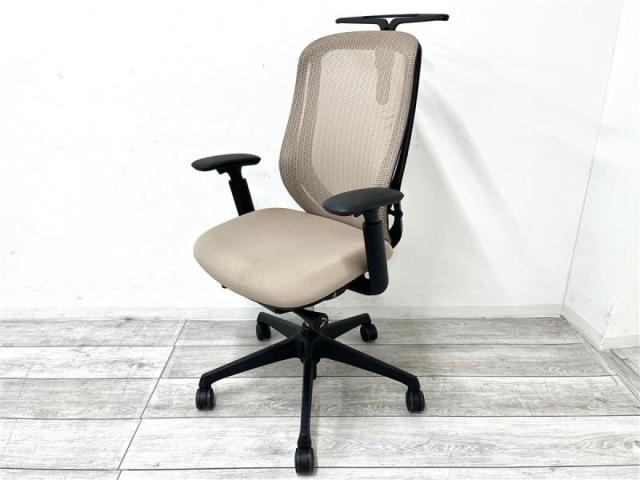 【定価約13万円】】【オカムラ製品で最も人気を集める高機能メッシュチェア！】■オカムラ（okamura）製　シルフィ（Sylphy）　肘付き　ハイバック　背面メッシュ　■可動肘　■ベージュ　■ハンガー付き