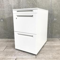 【在庫セール品・4台限定】【T10】■オカムラ（okamura）製　アドバンスシリーズ　３段ワゴン　フリアド用　■高さ：650mm　■色：ホワイト　■シリンダー錠【フリーアドレスの必須品！収納とワークスペースの拡張にオススメ！】