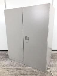 【在庫入替・ベース無しの為、お安く！】【オフィスの書類をスッキリ整理！取っ手がどの方向からでも開くマルチハンドル！】■オカムラ（okamura）製　レクトラインシリーズ　両開き書庫　ローキャビネット　■グレー　■シリンダー錠　オフィスバスターズ心斎橋店　※実物はベース無し  弊社使用欄【A00990498】【T12】