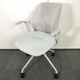 【オフィスに新しい風を吹き込むライトタスクチェア！】【腰回りをしっかりサポート！】■イトーキ製（ITOKI）製　キュアチェア（QuA）　肘付き　ミーティングチェア　■背面樹脂メッシュタイプ　4本脚　キャスター付き　■固定肘　■ペールアクアブルー×ライトグレーシェル