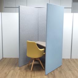 【T10】【商品入替のため、残り1台限り】オカムラ製　ドレープ（drape）　ライトブルー × グレー　集中ブース 　ソロワークブース　W1100/D1100/H1920サイズ　天板：高さ720サイズ　ワーカーの集中を高める省スペースなワークブース！ /　ライブス（Lives）　イエロー　座面回転　木製脚　オカムラの新シリーズ！　働きやすく、居心地の良いオフィスへ！　カジュアルかつ柔らかなデザインのライブスチェア　1人用ブース+ワークチェア！！