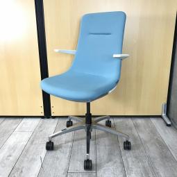 背と座をなめらかに一体化させた独特のフォルム！新しいビジネスシーンを創造するマルチパーパスチェア！
■イトーキ/モーブチェア（MOVU）/ターコイズブルー