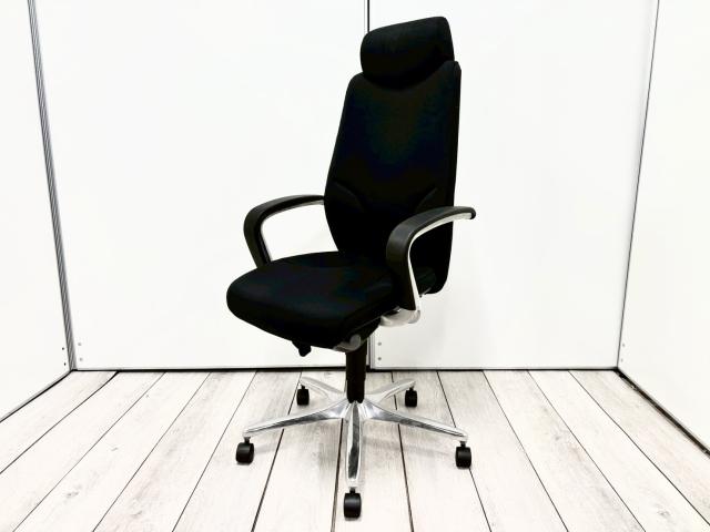 先進的なデザインと充実の機能性を両立！希少かつ人気の高いヘッドレスト付きOAチェアが入荷！
■プラス/giroflex 64(ジロフレックス 64)/ブラック　エクストラハイバック
