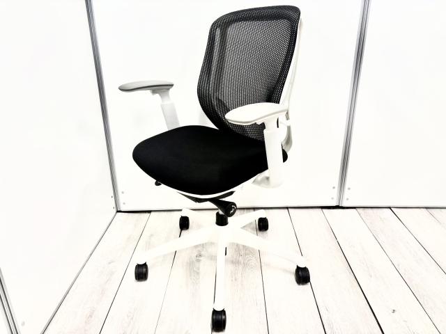 前傾チルト機能付き！オカムラ製品で最も人気を集める高機能メッシュチェア！
■オカムラ/シルフィー(Sylphy)/ブラック×ホワイトフレーム　可動肘付き　ローバック　背面メッシュ
