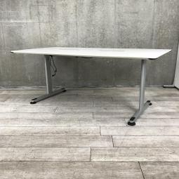 配線付で電源も確保！ホワイトのシンプルなミーティングテーブル！4～6人での会議におすすめです！
■コクヨ/アリーナ/ホワイト　W1800/D900