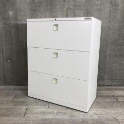 【ファイル収納にオススメ！高品質で使いやすい人気シリーズの3段ラテラル書庫！】■オカムラ（okamura）製　レクトラインシリーズ　3段ラテラル書庫　ローキャビネット　■ベース付き　■ホワイト　■シリンダー錠　※取っ手日焼けあり