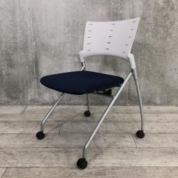 【グッドデザイン賞で品質は折り紙付！平行スタックで省スペース収納！】■イトーキ（ITOKI）製　マノスチェア　ネスティングチェア　会議用　背面ヌードタイプ　■ブルー×ホワイトシェル