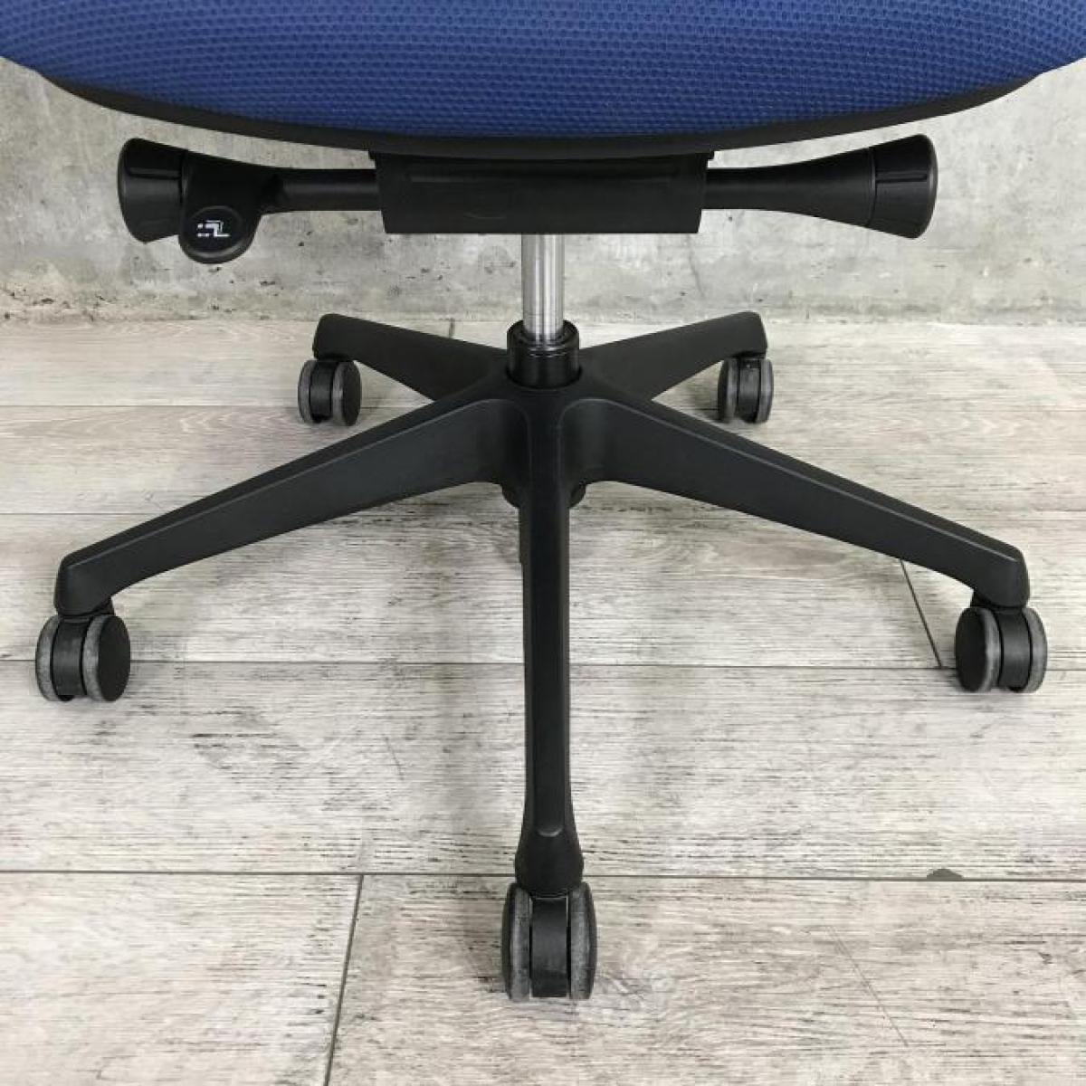 av　オカムラ　シルフィーチェア　ローバック　固定肘　前傾機能　メッシュ　中古品 中古】シルフィーメッシュ オカムラ/okamura 肘付ローバック