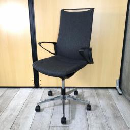 【在庫入替セール品！】スタイリッシュなデザインと確かな座り心地！会議室やモダンなオフィスの執務用としてもおすすめ！
インテリア性の高い人気チェア！
オカムラ/モード（mode）/ダークグレー　デザインアーム フレーム(樹脂) ボディカラー(ブラック) クロス(ヘリンボーン)
