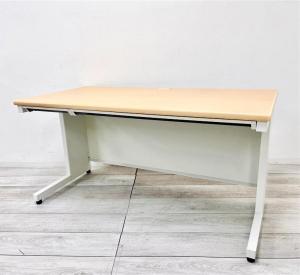 【スタンダードなデザインで使いやすい！】 ■プラス製　平デスク　W1400×D700×H700mm　木目天板タイプ　■作業スペース充実のワークデスク！