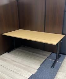 【最新ABWモデルのミーティングテーブルが入荷！】■コクヨ製　デイズオフィス（DAYS OFFICE）シリーズ　ミーティングテーブル　幅1800mm×奥行900mm　■グレインドナチュラル天板×ブラック脚　■キャスター付き