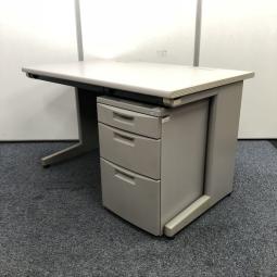 【収納も充実で使いやすい！幅1200㎜の定番人気サイズの片袖机！】■イトーキ（ITOKI）製　CZNシリーズ　片袖机　W1200/D700/H700　※仕切り板無し　■色：ウォームライト　■シリンダー錠※付属のワゴンは在庫状況によりシリーズが異なる場合がございます