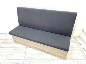 【おつとめ品】【定価約20万円以上】【リフレッシュルームや接客スペースなどにお勧め！】■オカムラ/ブレスタ　■3人用ソファ　■ダークグレー/脚ナチュラル　※脚板破損あり