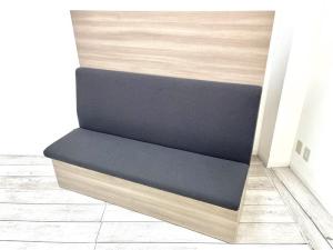 【定価約20万円以上】【リフレッシュルームや接客スペースなどにお勧め！】■オカムラ/ブレスタ(パネル付き)　■3人用ソファ　■ダークグレー/脚ナチュラル