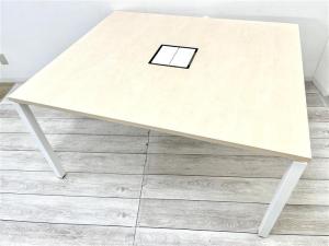 【スタイリッシュなミーティングテーブル！ワークデスクとしても使用可能！】 ■コクヨ製　ワークフィット (WORKFIT)　ミーティングテーブル　■W1400mm×D1400mm　■配線口あり　■キャスター付　■木目天板×ホワイト脚
