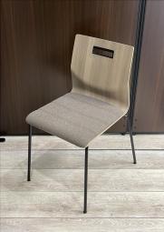 【木製シェルのお洒落なスタッキングチェア！】■オカムラ　スイープ（Sweep）　スタッキングチェア　■シェル：プライズウッドミディアム　座パッド：ダークブラウン　フレーム：ブラック