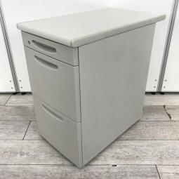 【収納と作業スペースを同時に確保できる３段脇机！】■オカムラ（okamura）製　SD-Vシリーズ　脇机3段　W400×D700×H700㎜　■色：ニューグレー　■シリンダー錠