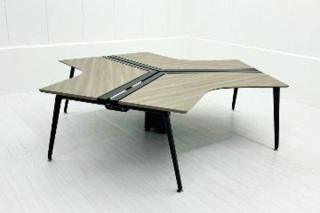 【外部倉庫在庫品】ブーメラン 最新木目 オカムラ製・【プリシード】120°天板シリーズの平机が入荷しました！1人当たりW1200サイズ。3名でご使用頂けます。珍しいデザインですが隣とは程よい距離のためコミュニケーションの取りやすいさ、デザインも魅了です！配線カバー開閉式【OI】