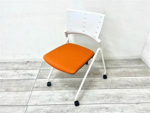 【定価約6万円】【重ねて収納可能！スペースの削減におすすめなネスティングチェア！】■イトーキ/マノス　■ネスティングチェア　■オレンジ