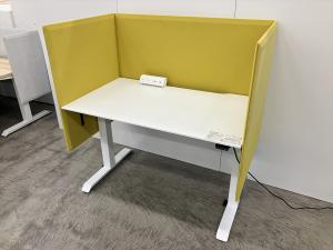 【健康増進に繋がる！座った姿勢と立った姿勢を交互にすることでリフレッシュに！】■コクヨ製　シークエンス　上下昇降デスク　W1150（W1200）■電源コンセント付き　■電動昇降　H 630～1290　■ホワイト＆イエロー　【弊社使用欄：A01038977】【関東倉庫在庫品】