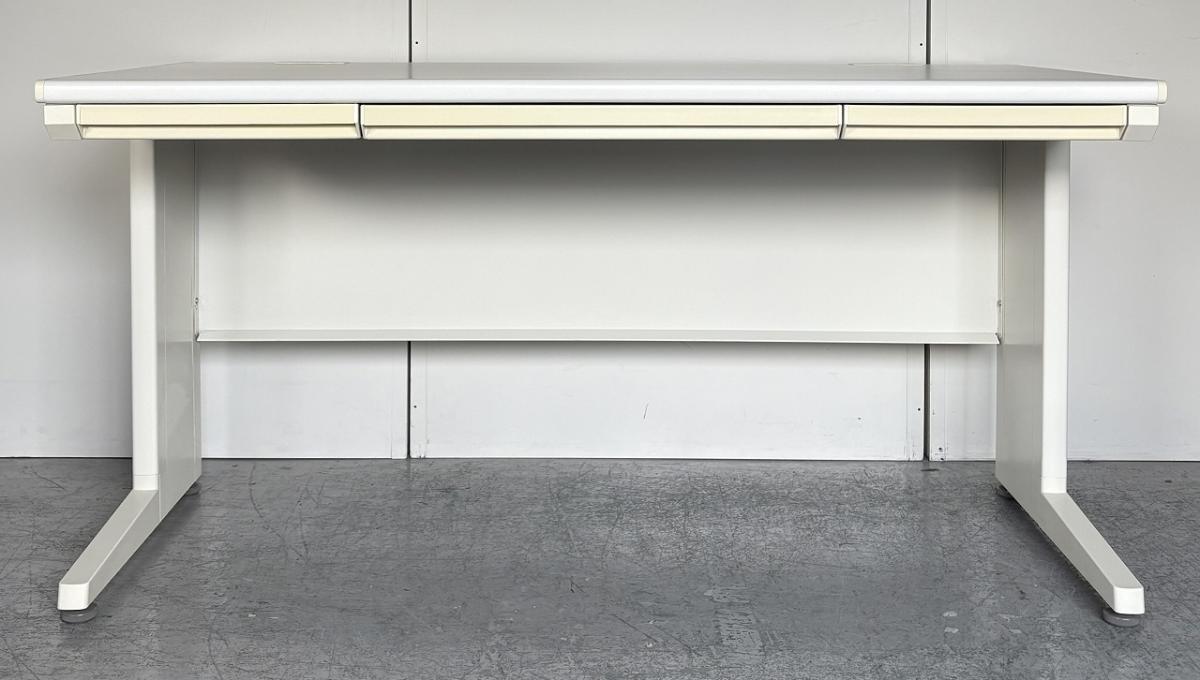 【在庫入替セール】【6台限定】【ワークスペース広々！幅1400㎜のホワイトカラーの平机！】■オカムラ（okamura）製　 ヴィラージュ（VILLAGE）デスク　平机　引き出し付き　W1400×D700　■ホワイト【K10】
                        ヴィラージュデスク
                                    中古
            