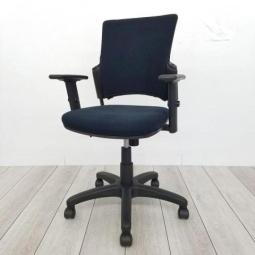 【姿勢の変化にフィットする背形状！シンプルなデザインで人気のチェア入荷！】■プラス（PLUS）製　チェダーチェア（CheddaR-C）　肘付　ローバック　■可動肘　■背カバー付（クッションタイプ）　■ブラック