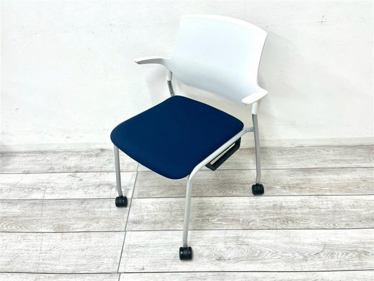 【定価約7万円】【重ねて収納可能！ベンディングシート使用で長時間座っていても疲労感軽減！】■イトーキ/ステンザ　■ネスティングチェア　■キャスター付き　■肘付
                        ステンザ
                                    中古
            