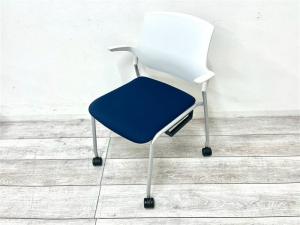 【定価約7万円】【重ねて収納可能！ベンディングシート使用で長時間座っていても疲労感軽減！】■イトーキ/ステンザ　■ネスティングチェア　■キャスター付き　■肘付