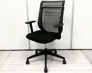 背面通気性が良いチェア入荷しました！人気の樹脂フレーム構造でおしゃれなデザイン！
■内田洋行/AJ（エージェイ）/ブラック　可動肘付き