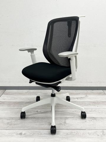【2021年製造】【前傾チルト機能付き】【オカムラ製品で最も人気を集める高機能メッシュチェア！】■オカムラ（okamura）製　シルフィ（Sylphy）　肘付き　ハイバック　背面メッシュ　■可動肘　■ハンガー付き　■ブラック×ブラックシェル〈岐阜・愛知・三重・静岡・福井〉