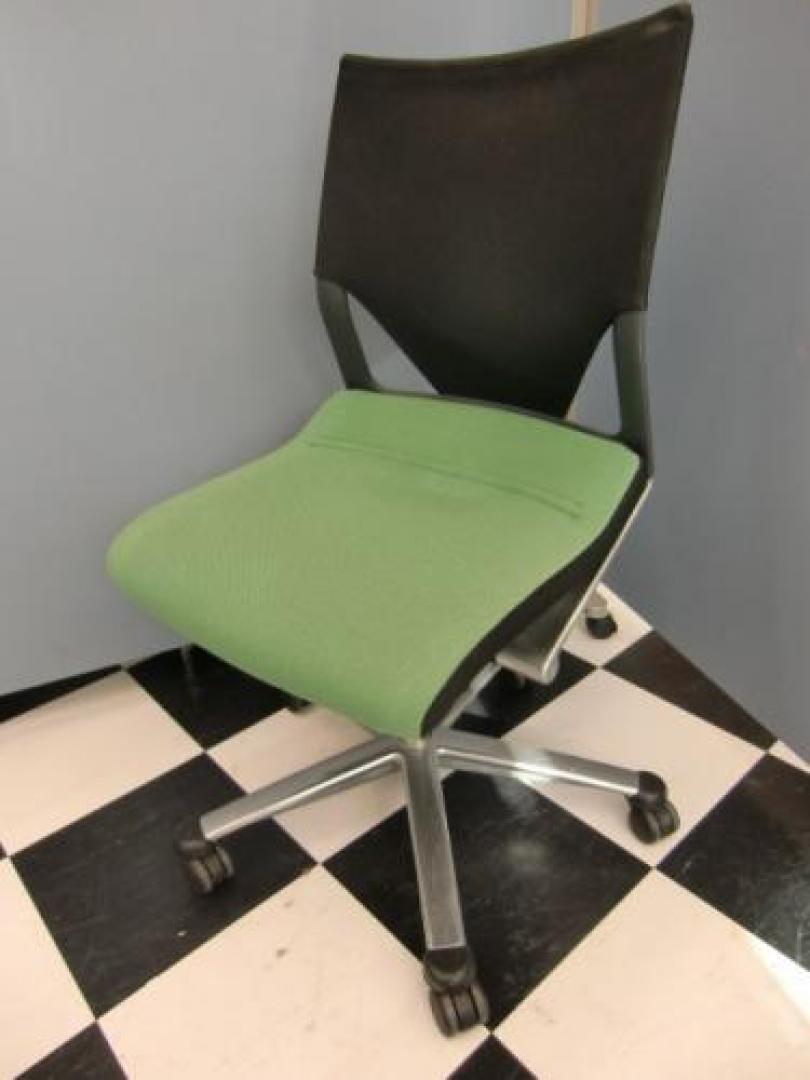 ウィルクハーンモダス■緑【Dchair】■少し傷あるため特価品■ 
                                    中古
            