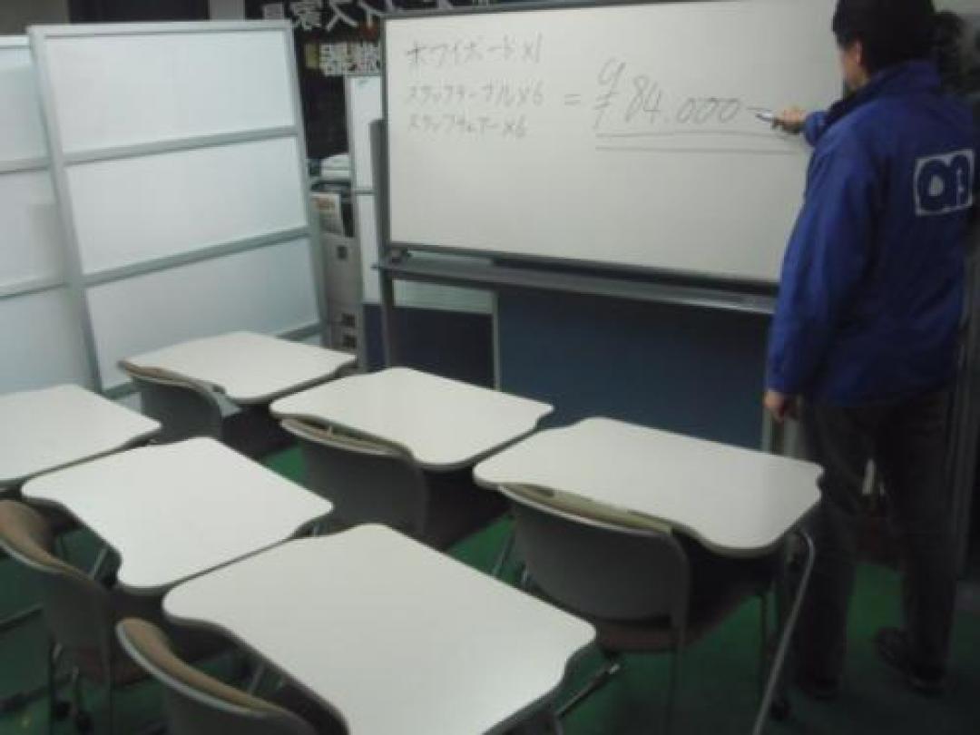 ■講義用セット　■Ｗ1800ホワイトボード×1、Ｗ750スタックテーブル×6、スタックﾁｪｱー×6　■塾、起業の講義、セミナー等にはもってこい！！
                                    中古
            