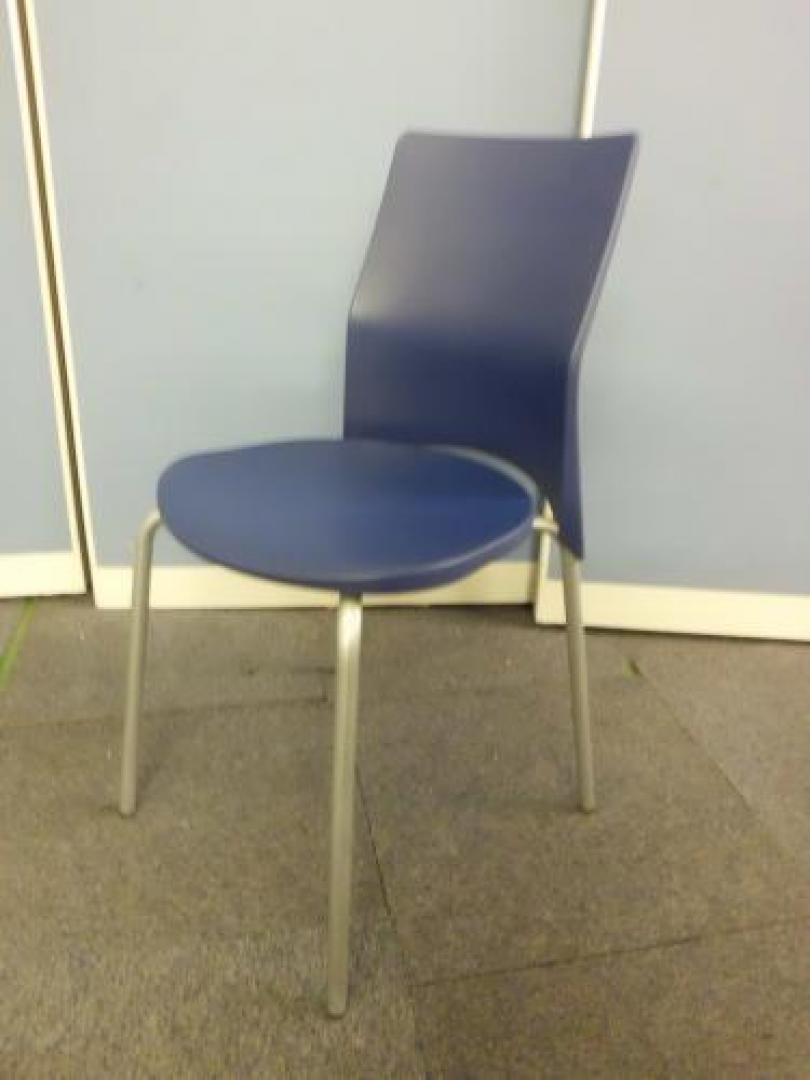 【一押しの理由は『汚れてもふけるから！』】　オカムラ製スタッキングチェアキングチェア　■収納するのに便利なスタッキングキング機能（重ねて収納）【会議チェア】
                                    中古
            