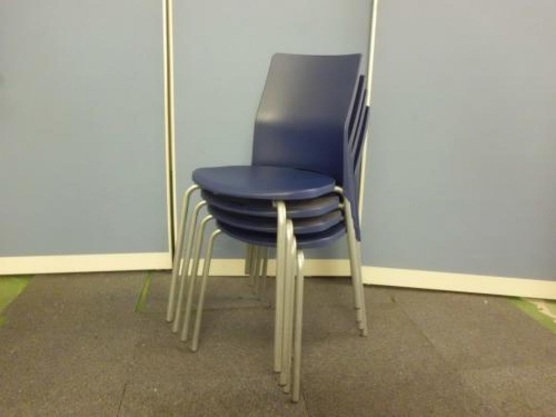 【一押しの理由は『汚れてもふけるから！』】　オカムラ製スタッキングチェアキングチェア　■収納する便利なスタッキングチェアキング機能（重ねて収納）【セット商品】まとめて買うとお得です！【会議チェア】
                                    中古
            