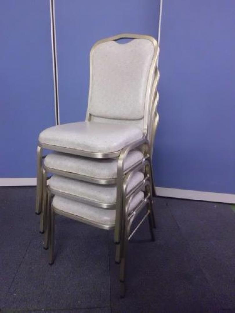  【珍品入荷しました！】　お食事するとこで見るようなチェアです！　■収納便利なスタッキングチェアキング機能付き　■お手入れ便利なレザーで汚れてもふけます！【セット商品】　セットで買うとお得です！【会議チェア】
                                    中古
            