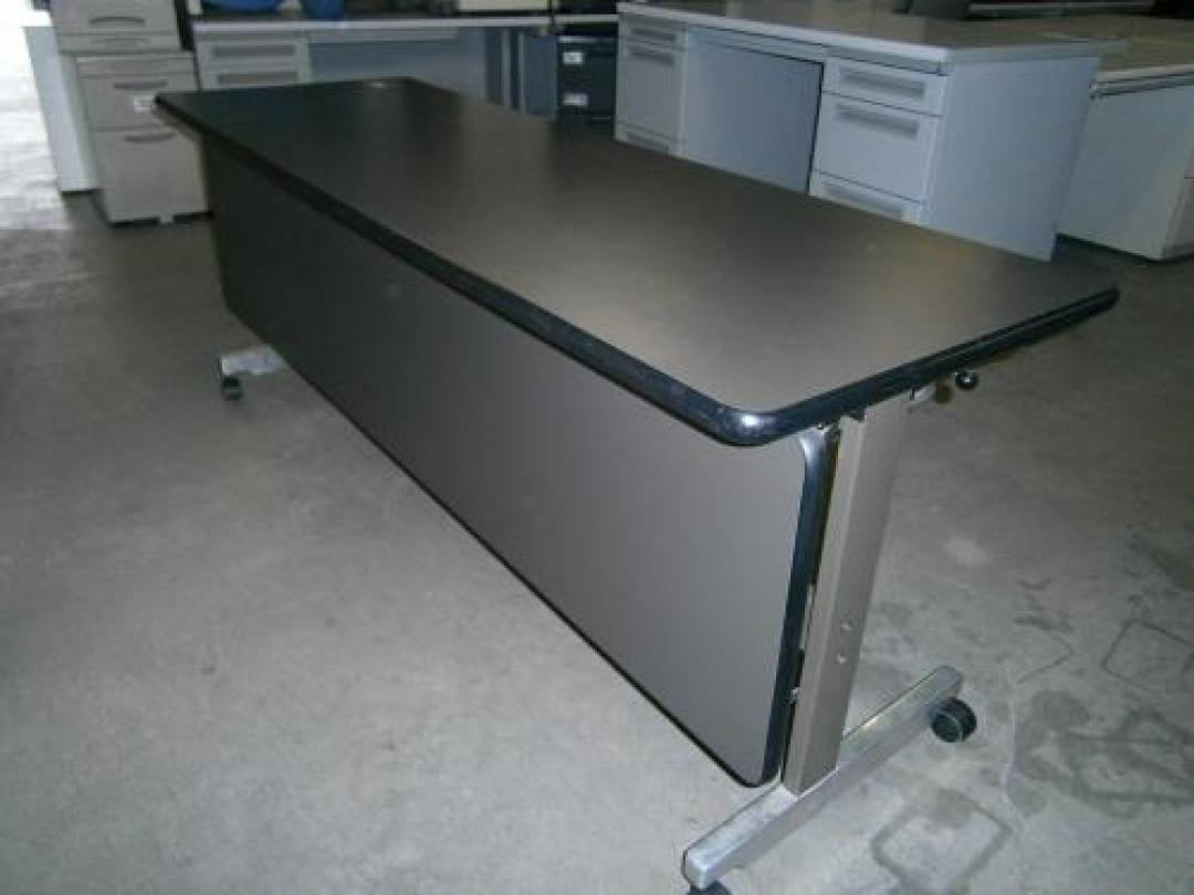 イトーキ【スタックテーブル】カラー：ブラック渋いです。
                                    中古
            