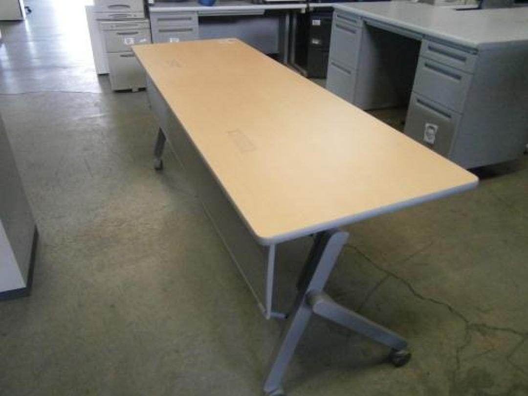 イトーキ【スタックテーブル】W1800ミリのため広々です。【会議テーブル】
                                    中古
            