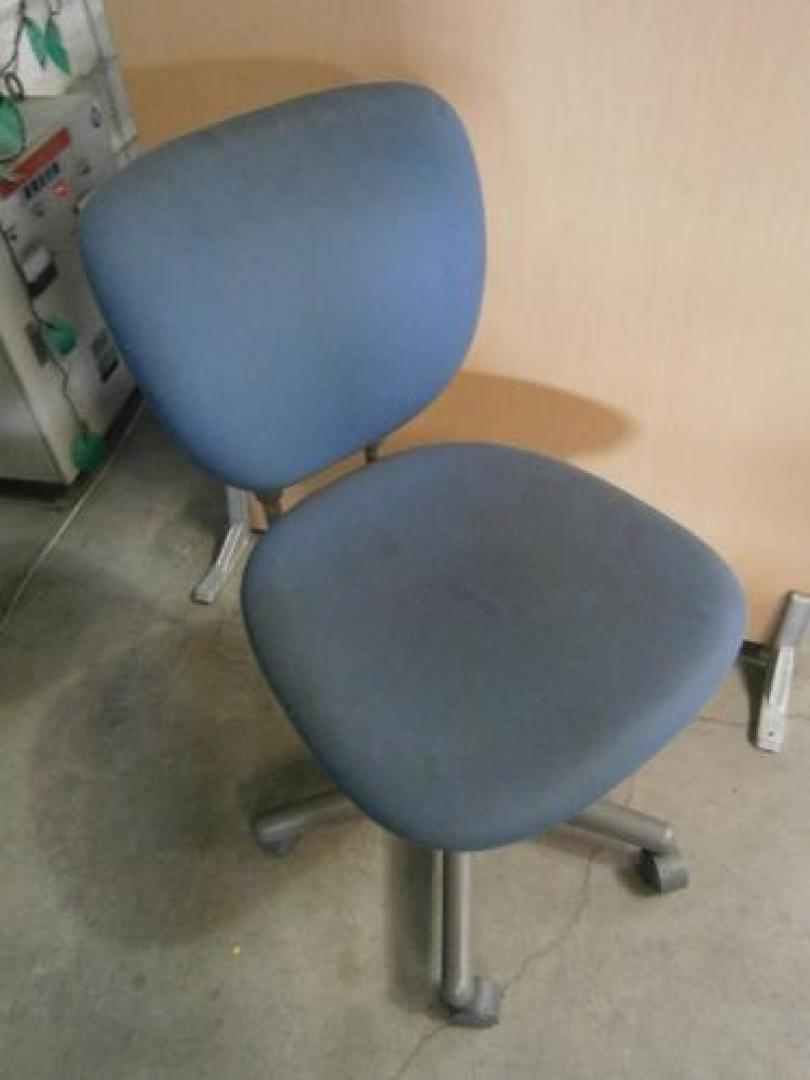 【中古】 肘無ローバックチェア 55515 - 中古オフィス家具ならオフィスバスターズ