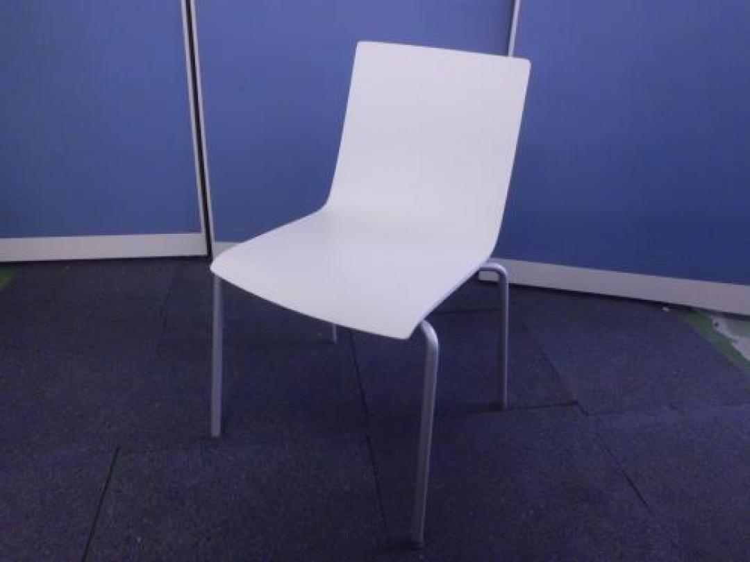 【THE清潔感！】　ホワイトスタッキングチェア　どこにでも合う人気でシンプルなかっこいいデザインです！　【ウィンターセール】【会議チェア】
                                    中古
            