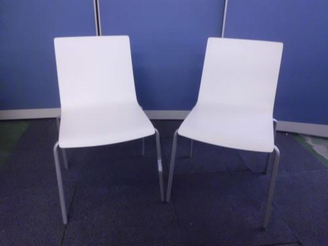 【THE清潔感！】　ホワイトスタッキングチェア2脚セット　どこにでも合う人気でシンプルなかっこいいデザインです！　【ウィンターセール】【セット商品】【会議チェア】
                                    中古
            