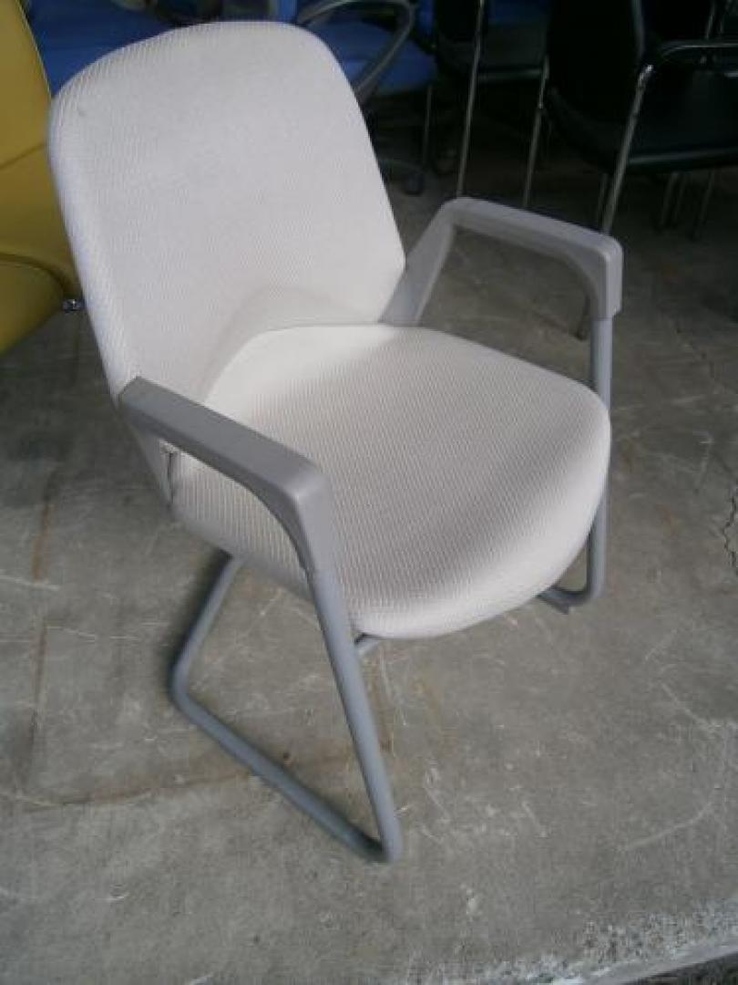 コクヨ【肘付ミーティングチェア】【会議イス】【会議チェア】
                                    中古
            