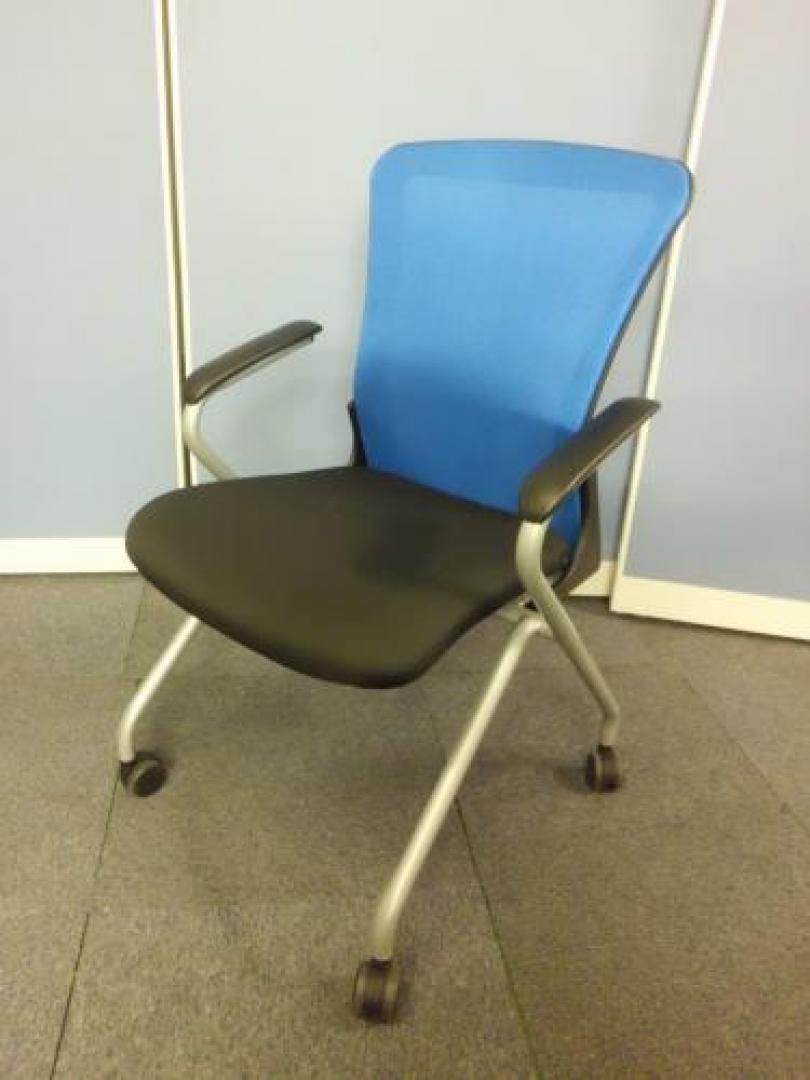 【絶対オススメ品！】　とにかく美品！　肘付きネスティングチェア　座り心地も◎　　【メッシュチェア】【ウィンターセール】【会議チェア】
                                    中古
            