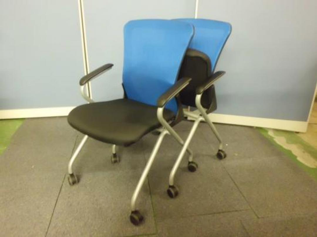 【絶対オススメ品！】　とにかく美品！　肘付きネスティングチェア2脚セット　座り心地も◎　　【メッシュチェア】【セット商品】【ウィンターセール】【会議チェア】
                                    中古
            