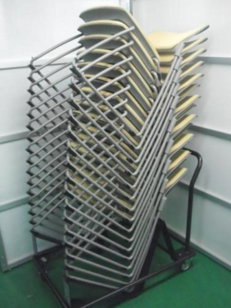 ｲﾄｰｷ製　 スタッキングチェアセット　４脚セット入荷しました!!【会議チェア】
                                    中古
            