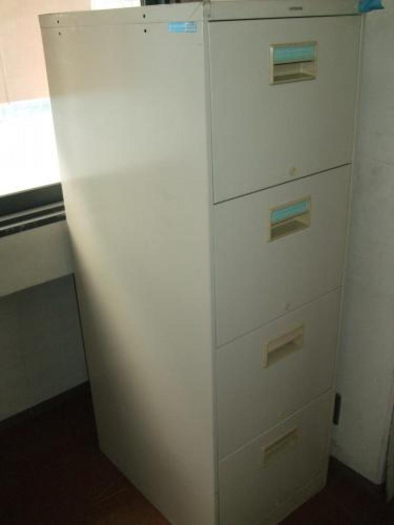 ☆★　クロガネ　Ｂ4ファイルキャビネット　4段　☆★
                                    中古
            