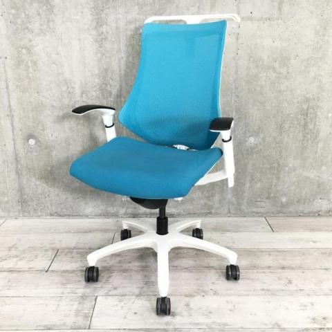 10月16日倉庫より入荷予定！【姿勢の変化にフレキシブルに対応！】【スタイリッシュで座り心地も抜群な高機能チェア】■イトーキ（ITOKI）　エフ（ｆ）チェア　肘付き　ハイバック　背面メッシュ　■可動肘　■ストロングブルー×ホワイトシェル　■ハンガー付き