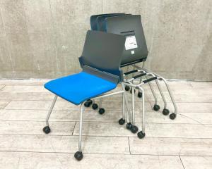 【4脚セット】【スタイリッシュなデザインで簡単収納！】■コクヨ（KOKUYO）　フィットスタック（Fitstack）　ネスティングチェア　肘無し　■キャスター付き　■ブルー【弊社使用欄：A01039505】