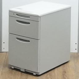 ★オカムラ製　SD　ライトグレー　H610サイズ　シリンダー錠　天板の把手とキャスターで移動がらくらく！　シンプルでスタンダードな3段ワゴン！　デスクインワゴン　3段ワゴン