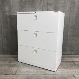 【ファイル収納にオススメ！高品質で使いやすい人気シリーズの3段ラテラル書庫！】/オススメ(おすすめ) /人気商品【弊社使用欄：A01036846】■3段ラテラル書庫　ローキャビネット　■ベース付き　■ホワイト　■シリンダー錠/オカムラ（okamura）製　レクトラインシリーズ