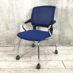 【会議室におすすめ！折り畳んで横に重ねて収納可能！】■コクヨ（KOKUYO）製　サテリテ（Saterite）チェア　ミーティングチェア　スタッキングチェア　会議用　背面メッシュ　■固定肘　■キャスター付　■ブルー【移動も楽々！】